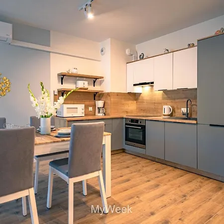 Apartment Ogrody Pieniawskie, Myweek *